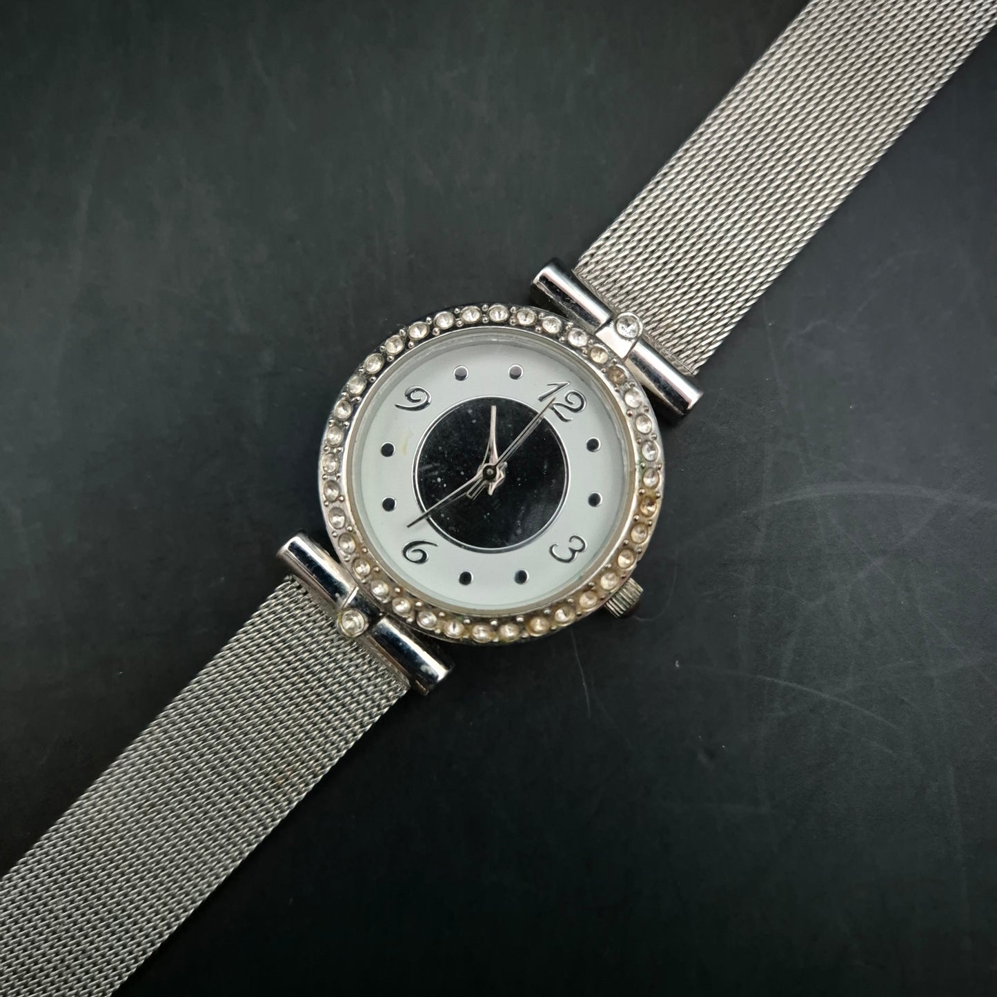 LBVYR Damen Uhr – Silberne Mesh Uhr mit Strassrand