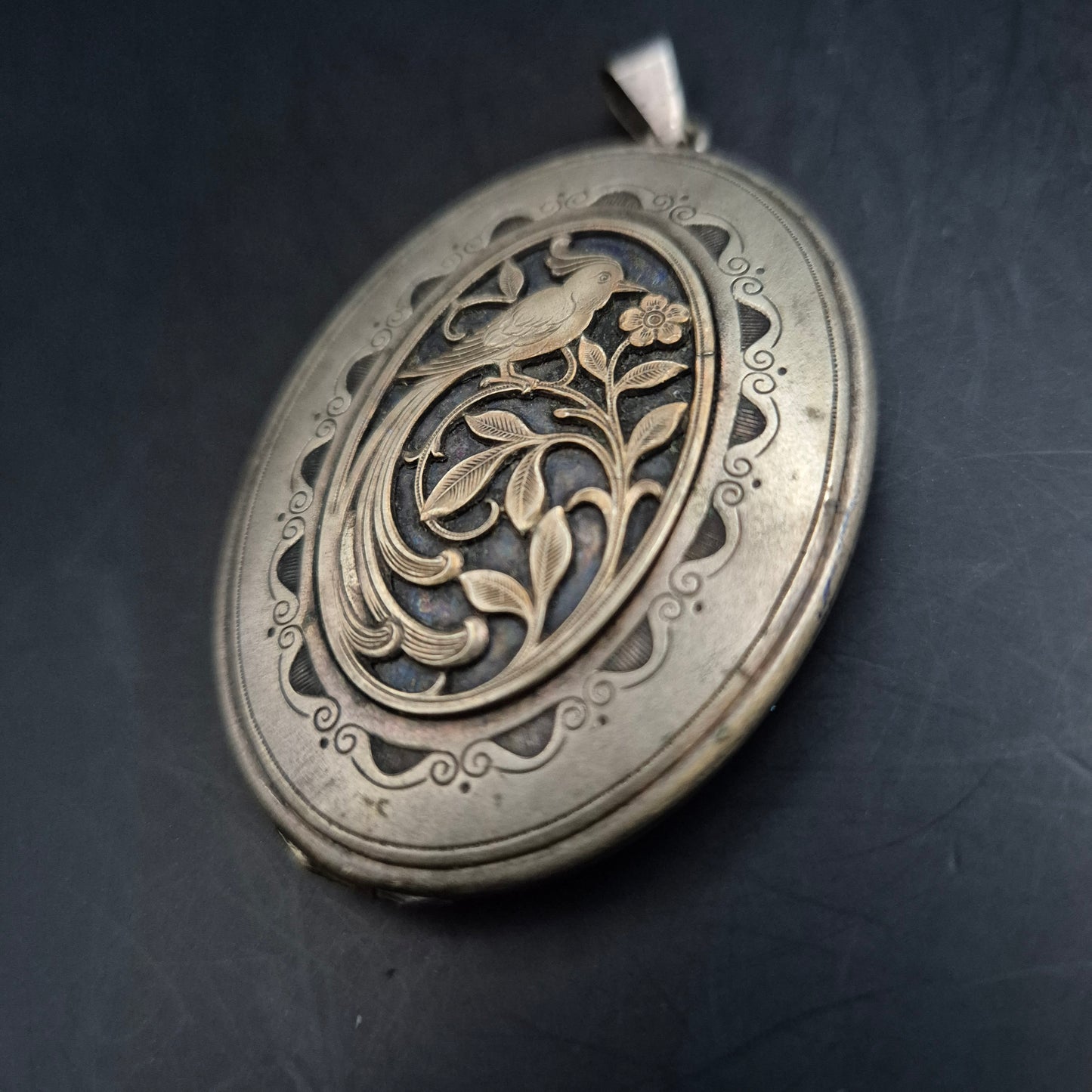 Antiker Medaillon Anhänger aus Silber – Vogelmotiv im Jugendstil