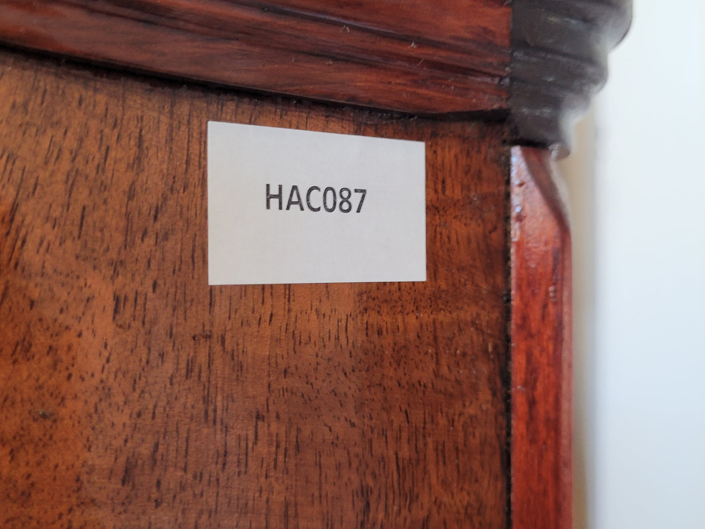 Vitrinenschrank – Nussbaum furniert mit Glasfüllungen – ca. 19./20. Jahrhundert