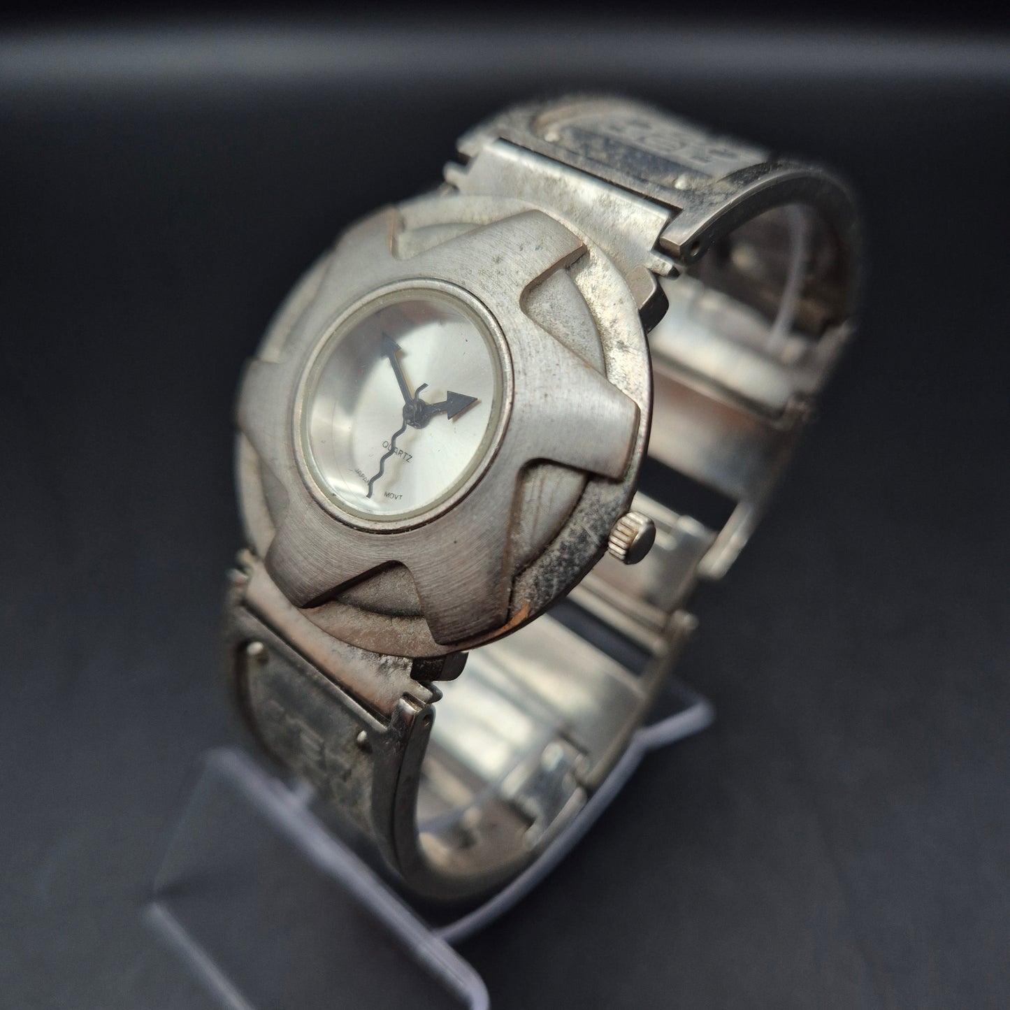 Ausgefallene Herren Uhr – Futuristisches Design mit Japan Quarzwerk