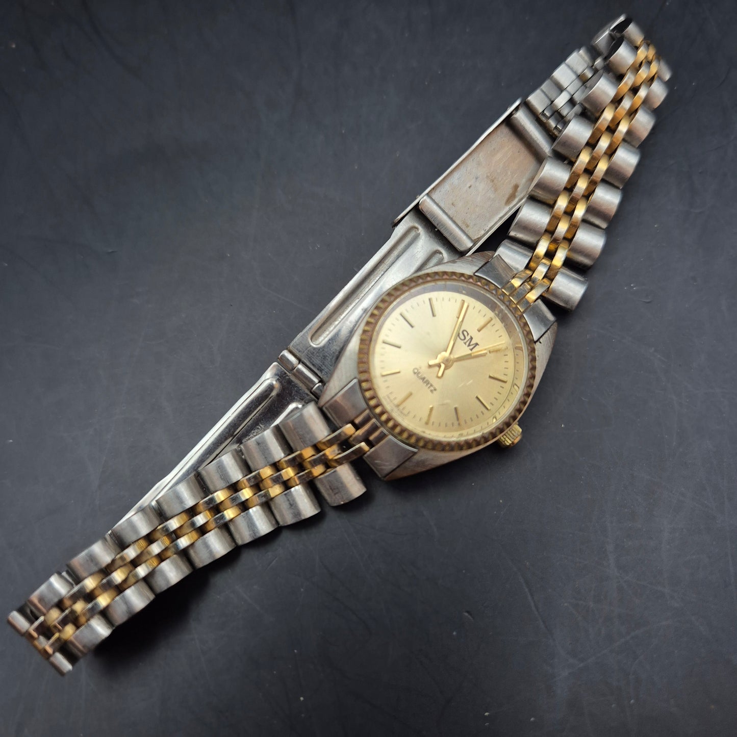 SM Damen Uhr in Bicolor-Optik – Klassisches Design mit Defekt am Armband