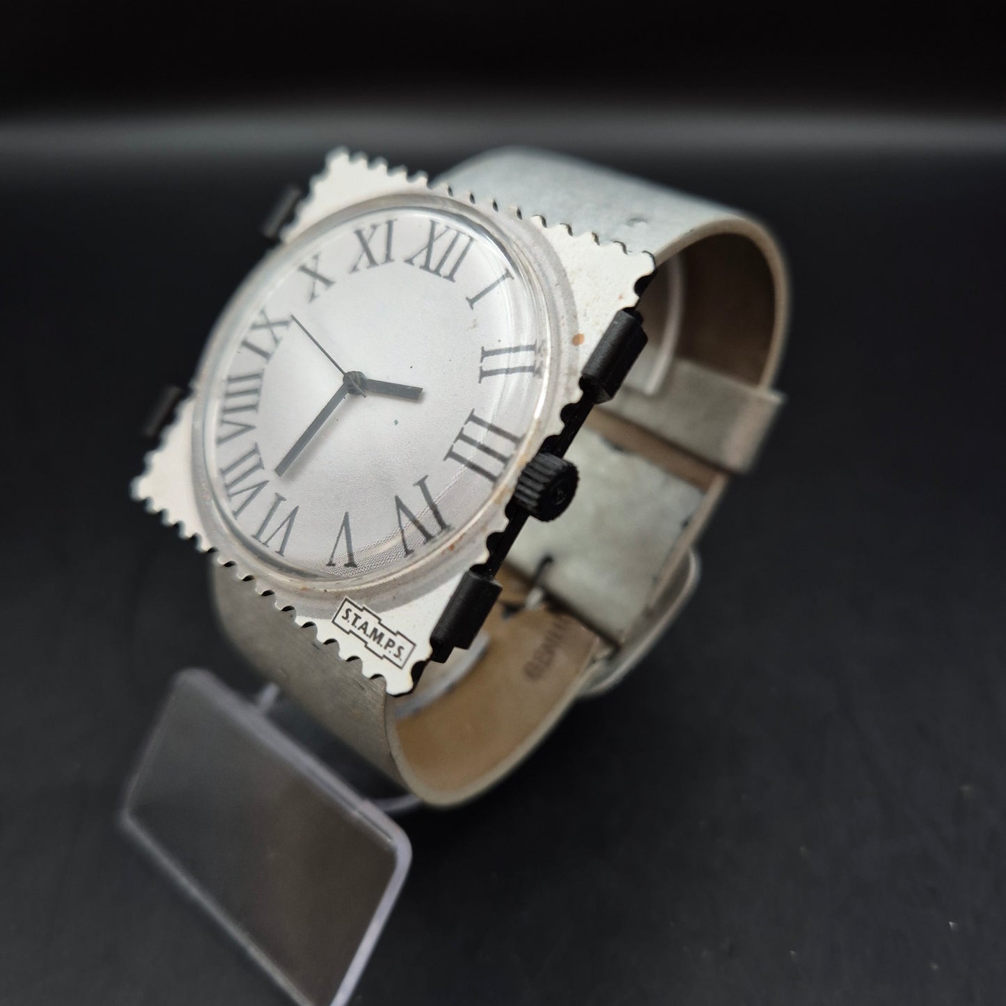 Ausgefallene S.T.A.M.P.S Damen Uhr – Vintage-Design im Briefmarkenstil