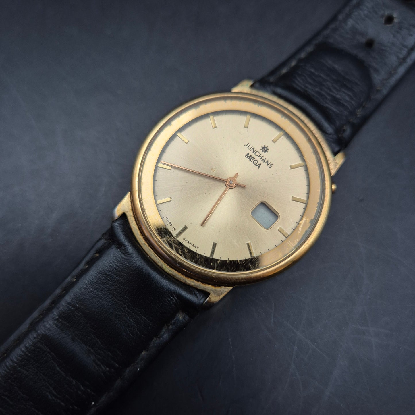 Junghans Mega Herren Uhr – Goldene Funkuhr im klassischen Stil (defekt)