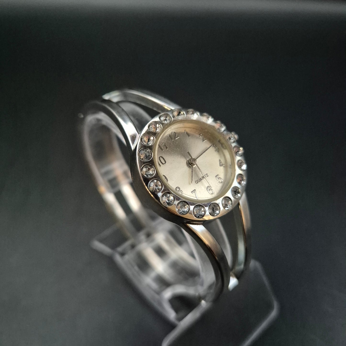 Glänzende Damen Uhr mit Strassbesatz – Eleganter Look in Silberoptik