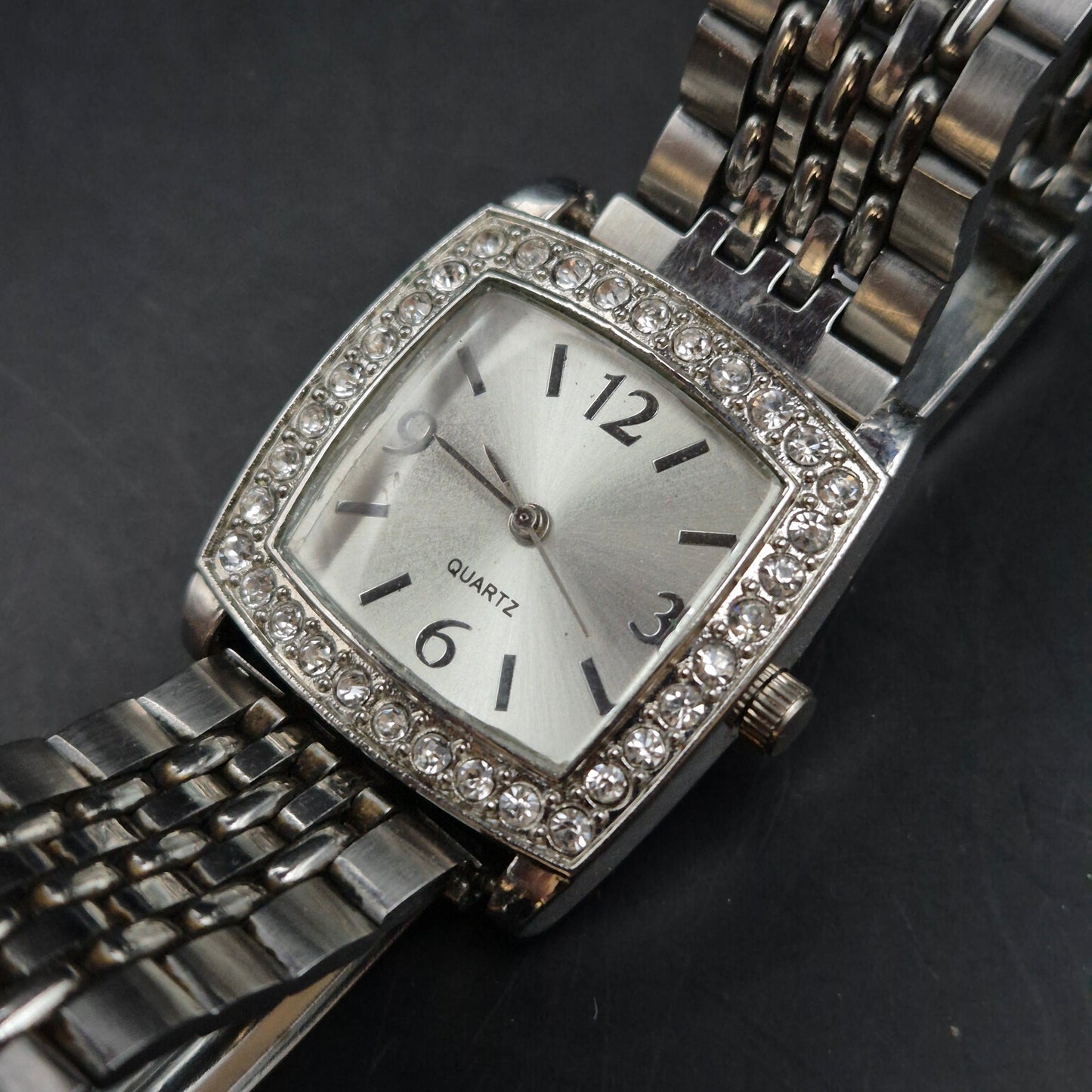 Glamouröse Damen Uhr mit Strassrahmen – Silberfarben und stilvoll