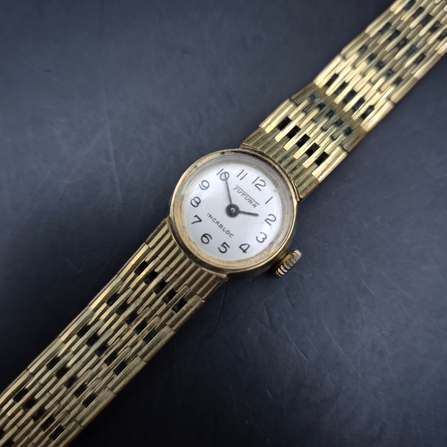 Zierliche Jufura Damen Uhr – Vintage Design mit Incabloc Stoßschutz