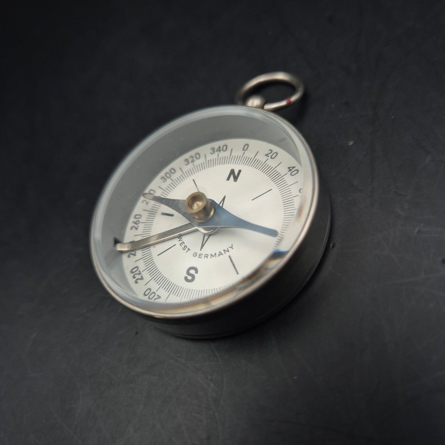 Vintage Kompass aus Westdeutschland – Klassisches Design im Metallgehäuse