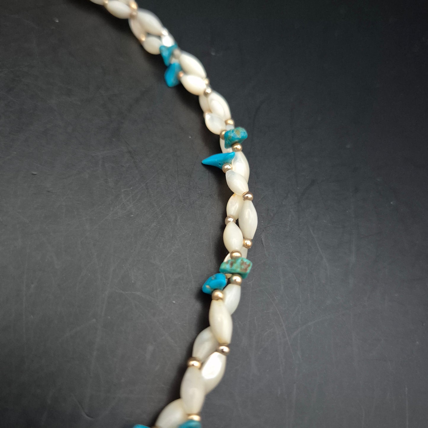 Sommerliche Damen Kette – Perlen, Türkis-Splitter & Gold-Akzente