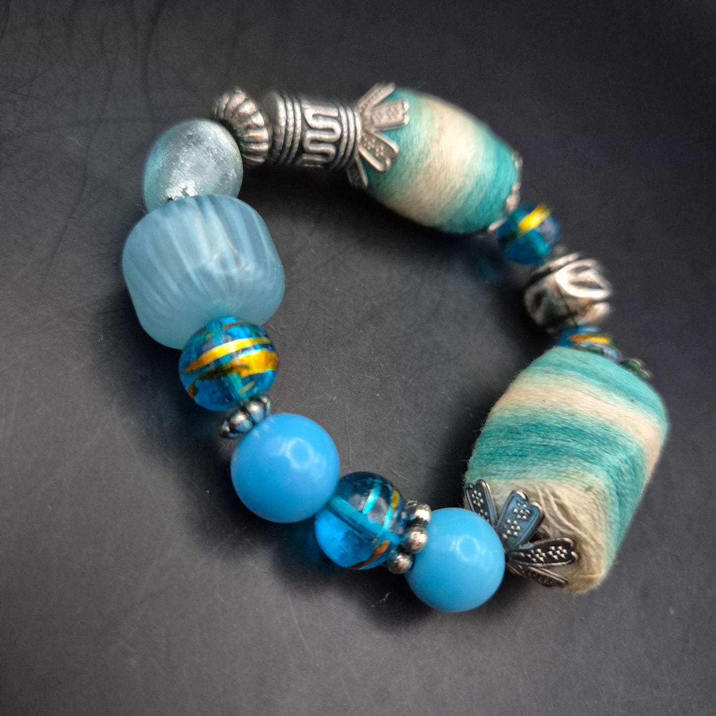 Auffälliges Damen Armband – Türkis-Mix mit Textil und Metall-Akzenten