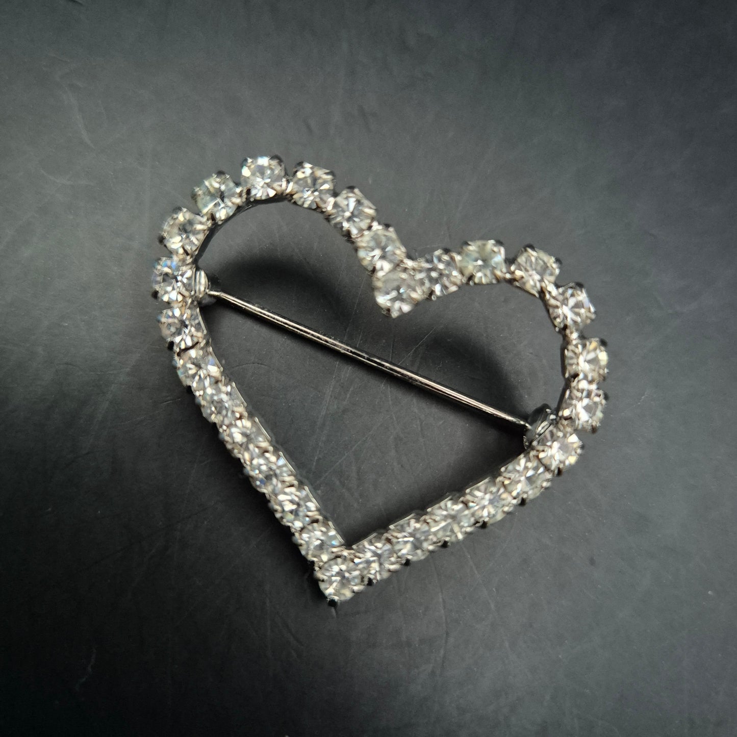 Funkelnde Herz Brosche – Komplett mit klarem Strass besetzt
