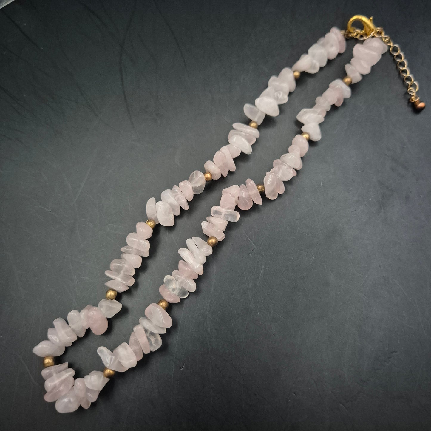 Zarte Damen Splitterkette – Echter Rosenquarz mit Gold-Akzenten