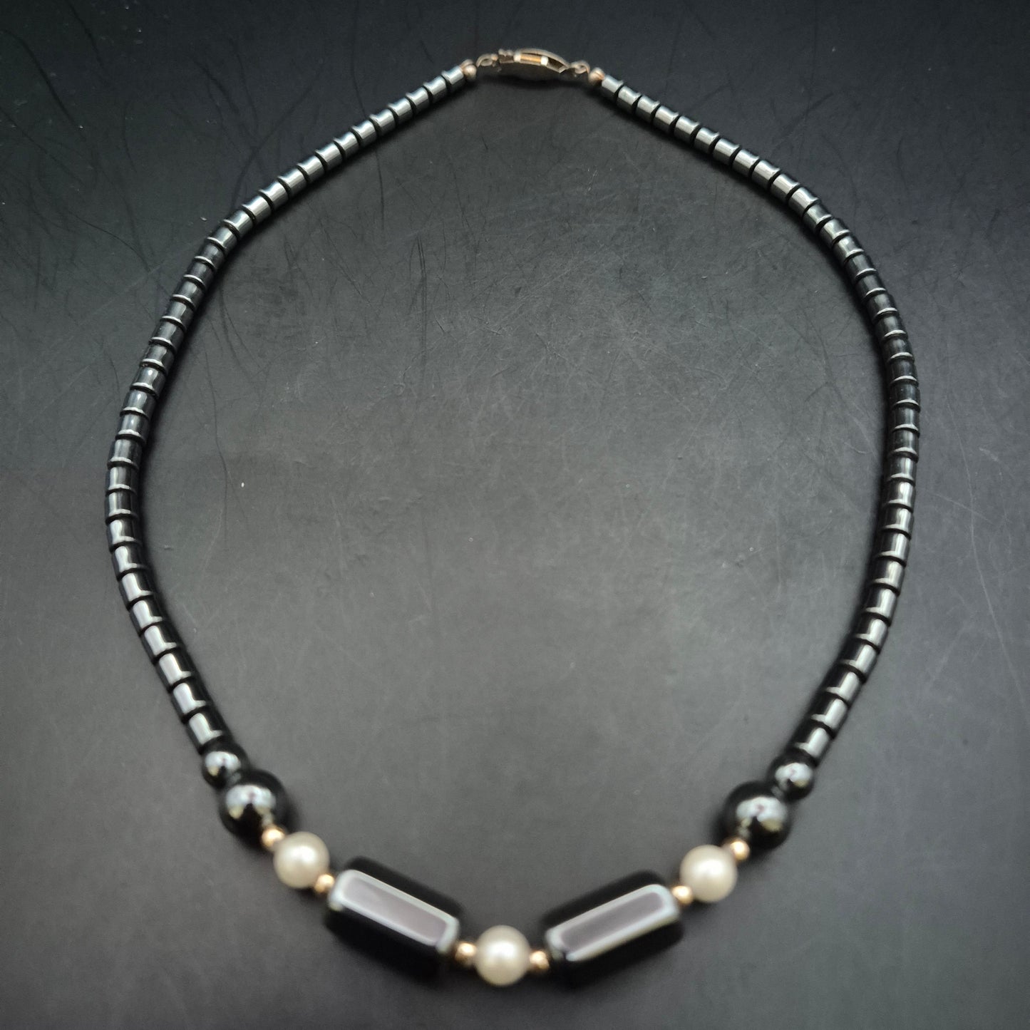 Elegante Damen Kette – Glänzender Hämatit kombiniert mit Perlen