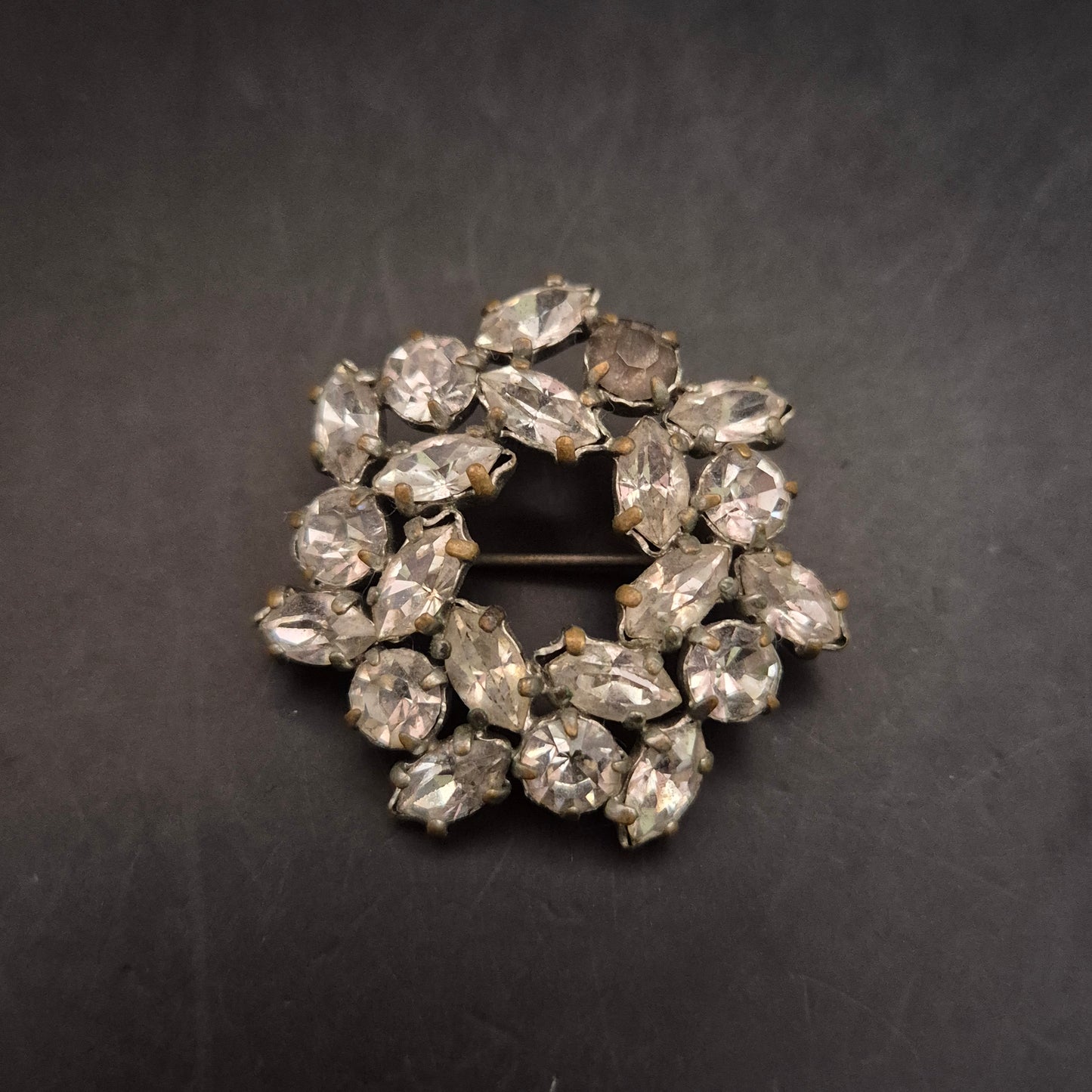 Vintage Damen Brosche – Blumenkranz mit großen Strass-Steinen