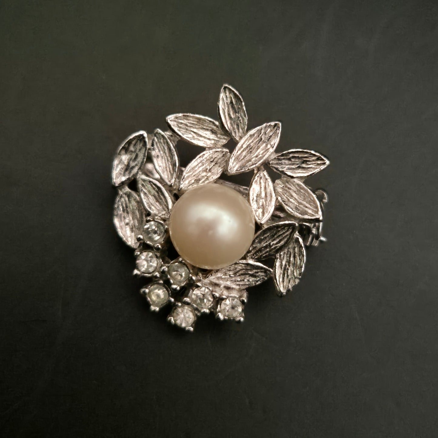 Elegante Vintage Brosche – Blätterkranz mit Perle und Strass