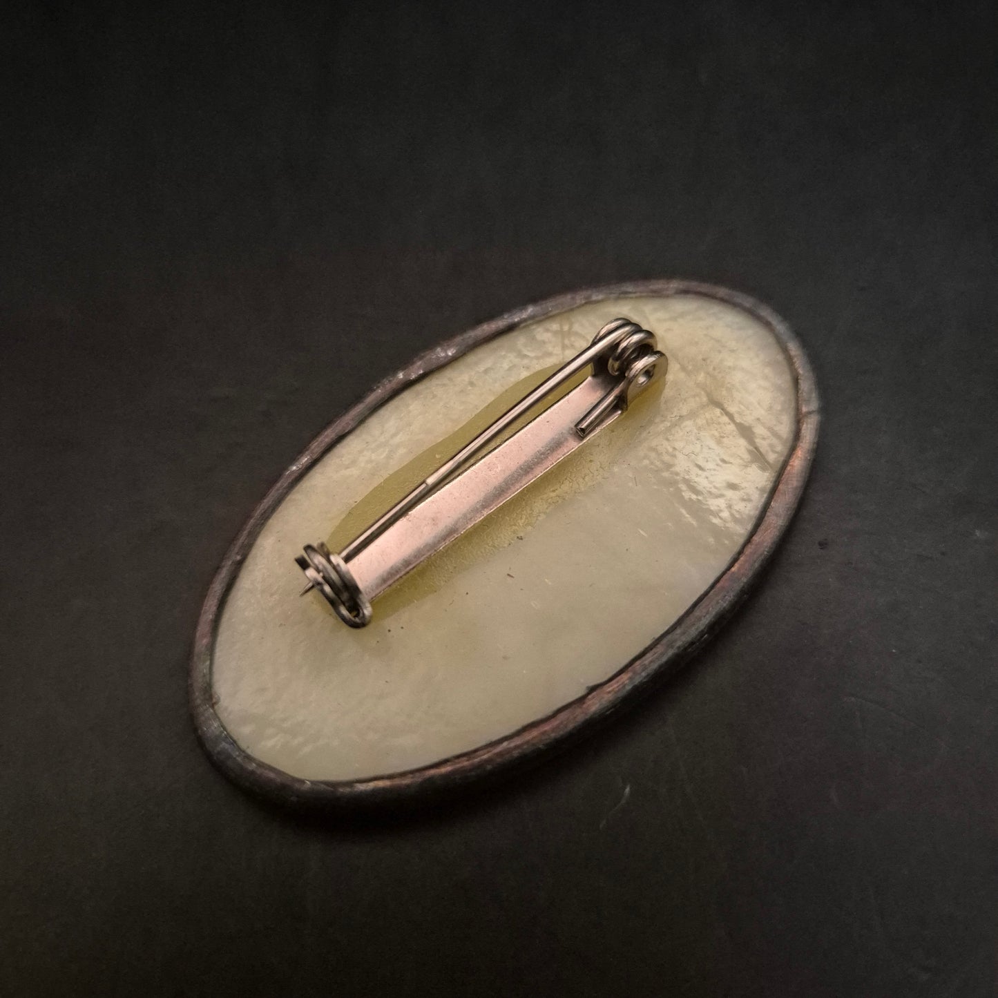 Künstlerische Buntglas Brosche – Elegantes Oval mit Linienführung