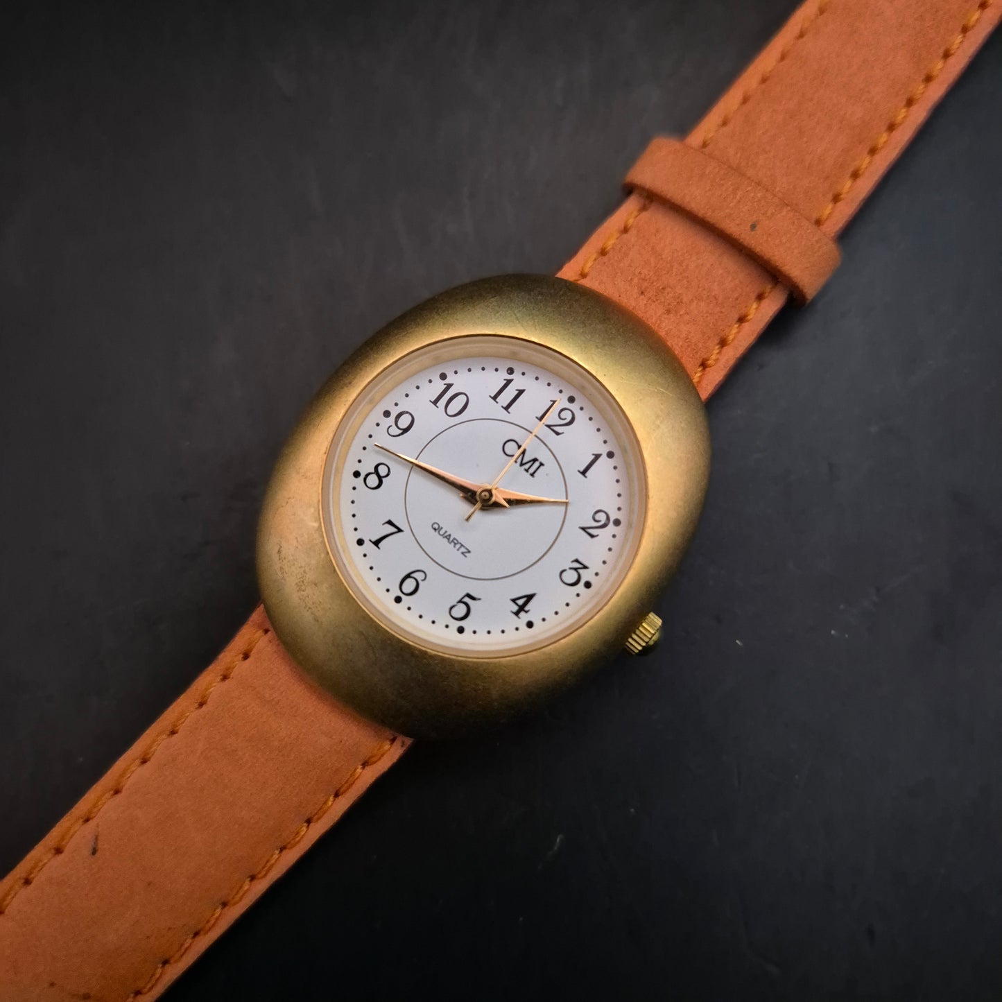 Ovale CMI Damen Uhr – Mattgold und hellbraunes Lederband