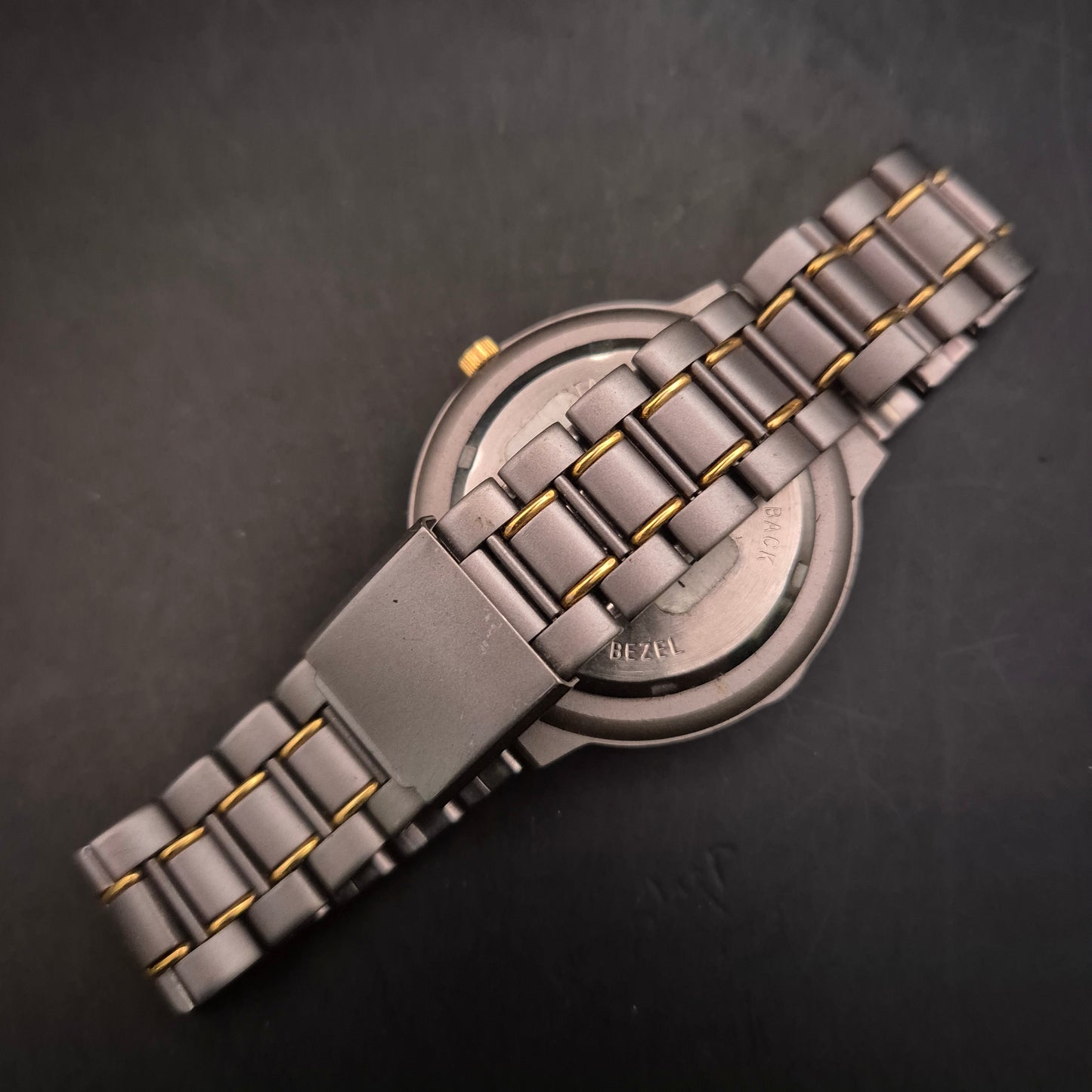 Sportliche Herren Uhr – Bi-Color Titan-Optik mit goldenen Akzenten