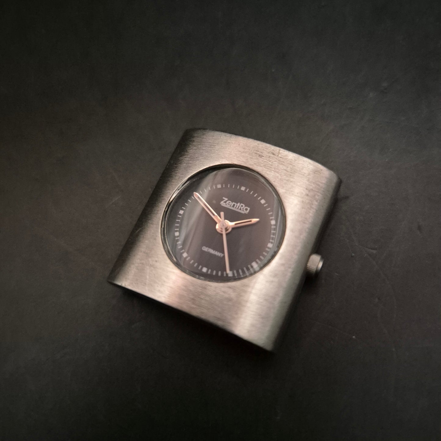 ZentRa Design Uhr – Gebürstetes Metallgehäuse, Zifferblatt Dunkelblau