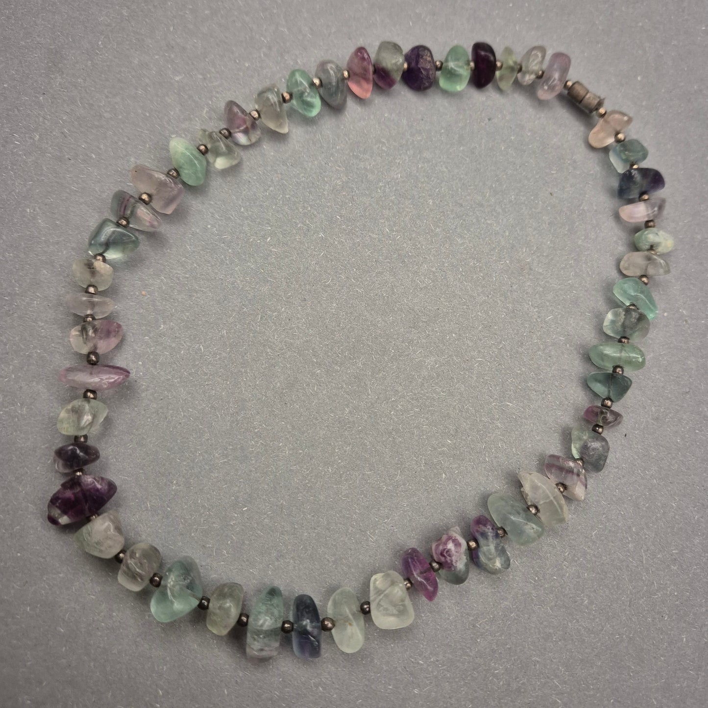Fluorit Halskette mit bunten Naturstein Splittern – Sanfte Farbverläufe