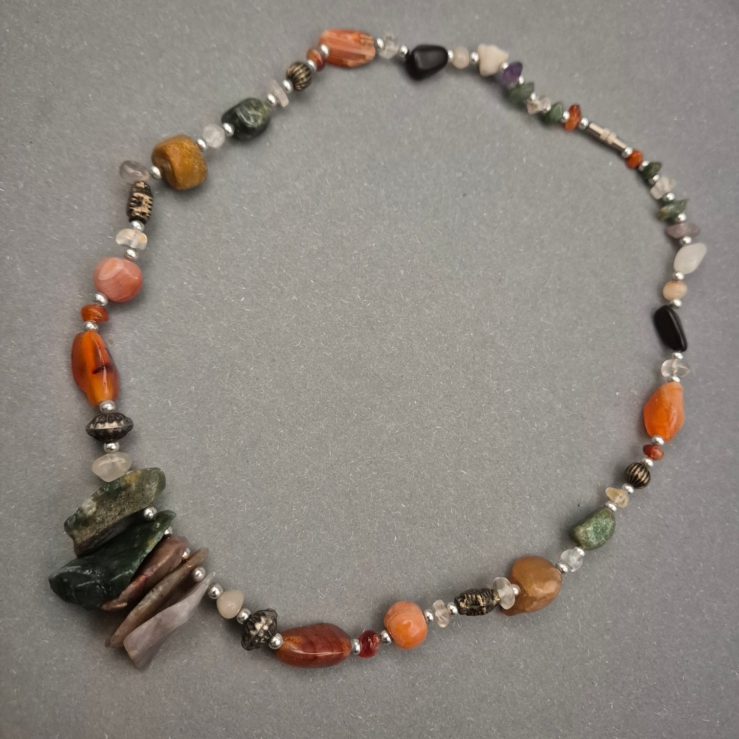 Bunte Edelstein Halskette mit Natursteinen und Silberdetails
