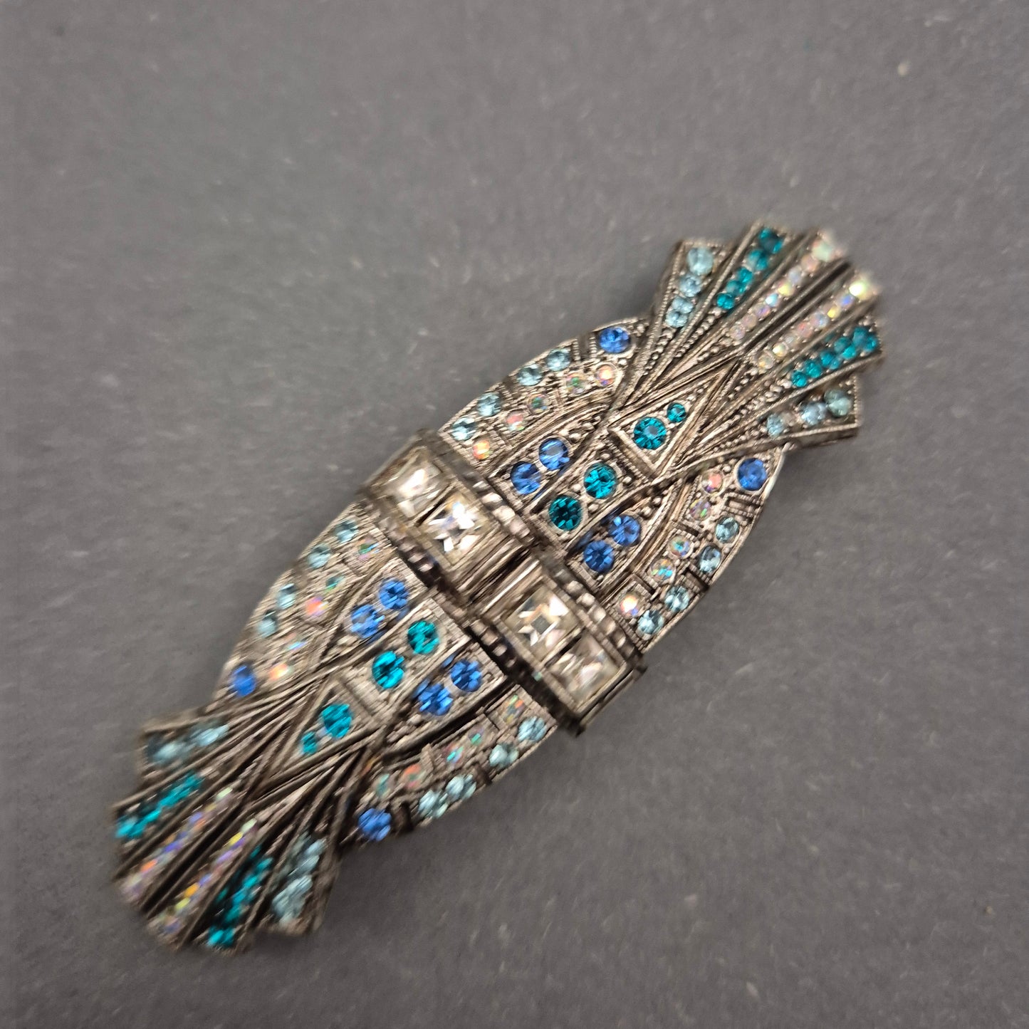 Art-Déco Brosche mit blauen Strasssteinen im Vintage-Stil