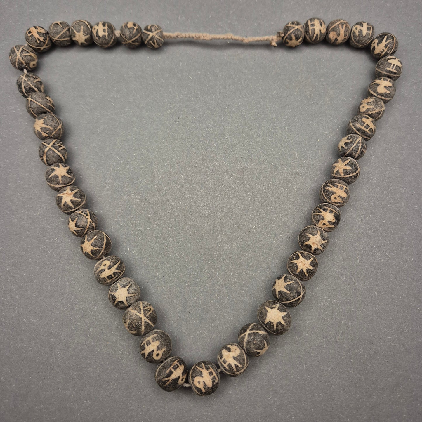 Ethno Halskette mit geschnitzten Symbolperlen in Schwarz-Beige