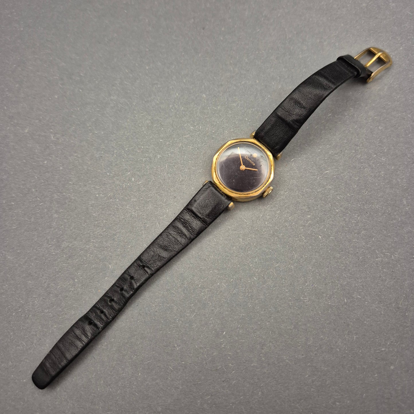 Domina Damen Uhr – Klassisches Design mit goldfarbenem Gehäuse