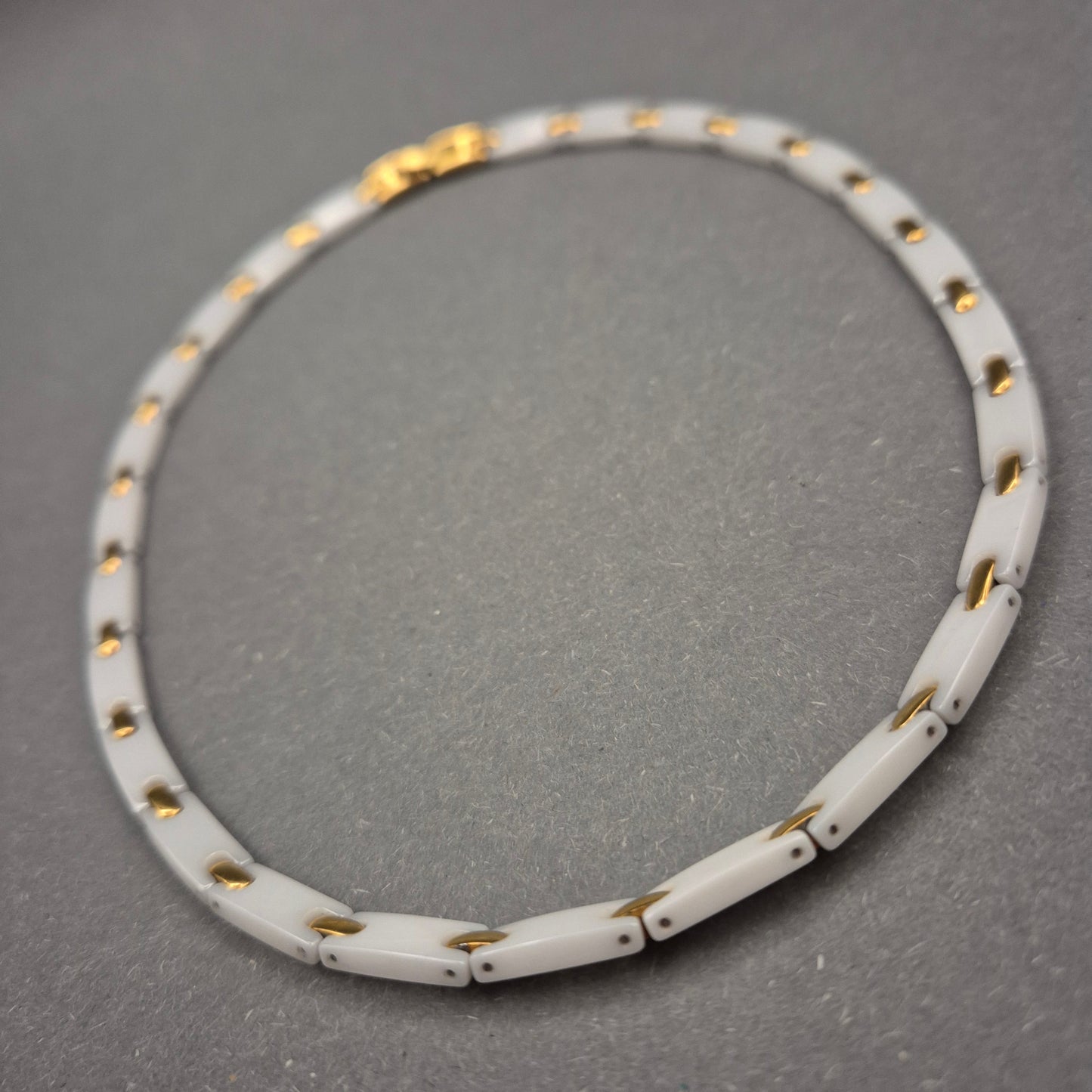 Moderne Glieder Halskette in Weiß und Gold – Stilvoller Kontrastlook