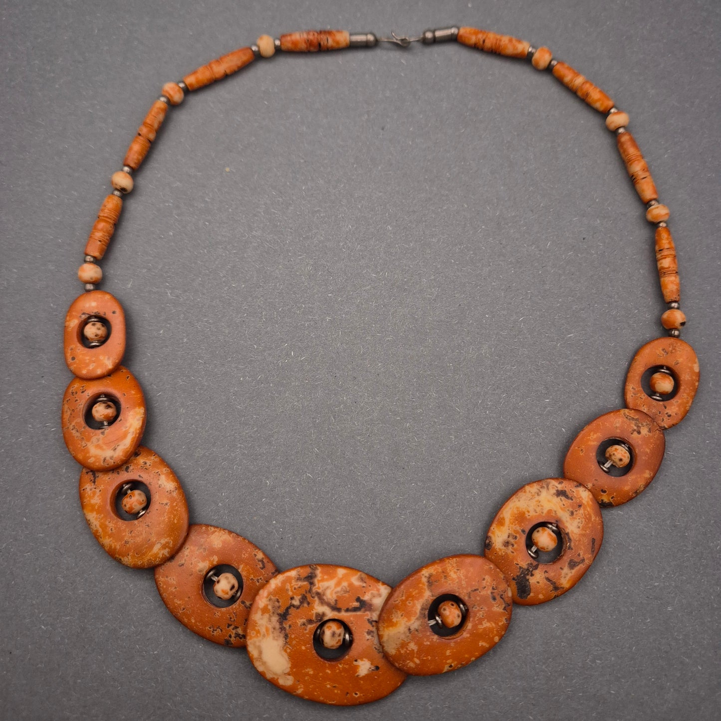Naturstein Halskette in Erdtönen – Handgefertigter Vintage-Look