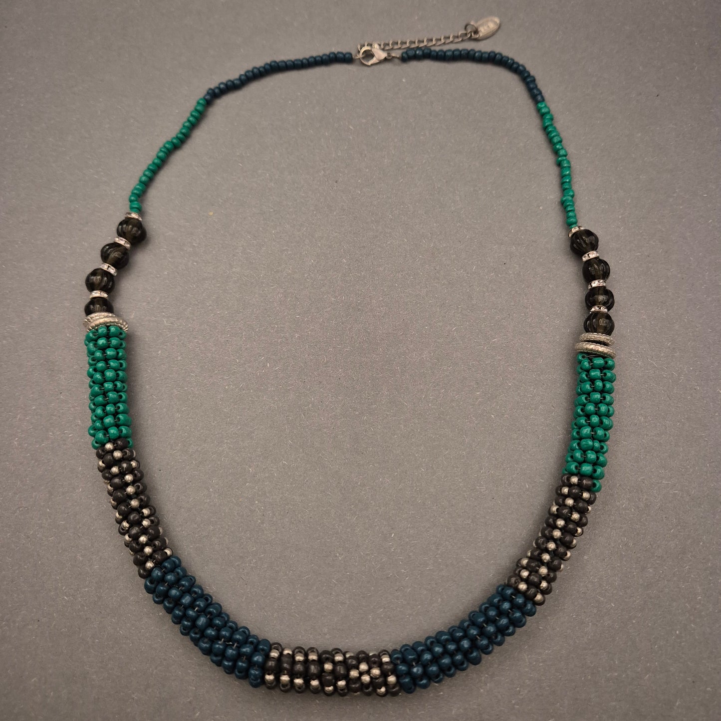 Perlen Halskette in Blau-Grün-Schwarz – Handgearbeitet im Ethno-Stil