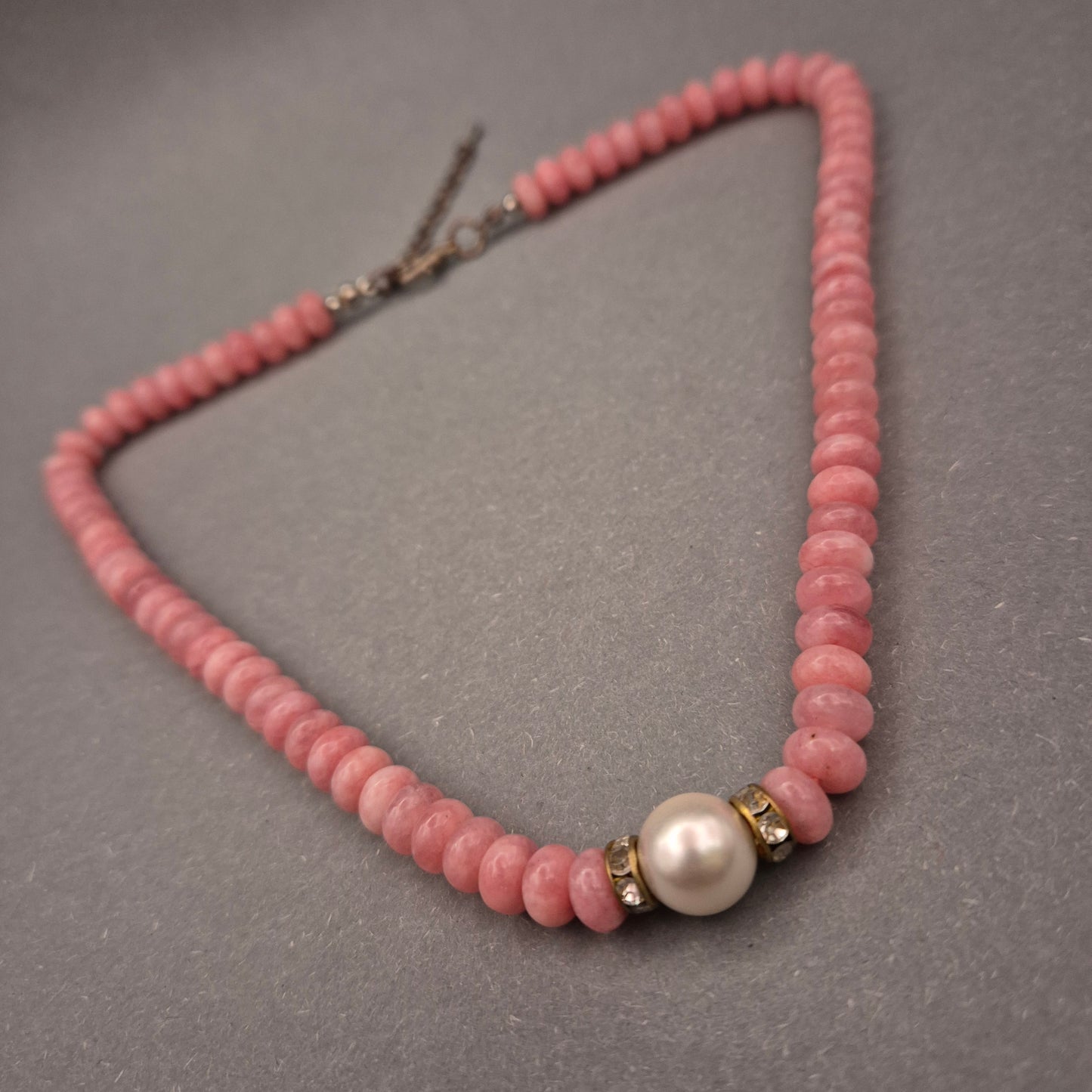 Elegante Halskette mit rosa Steinperlen und Zuchtperle