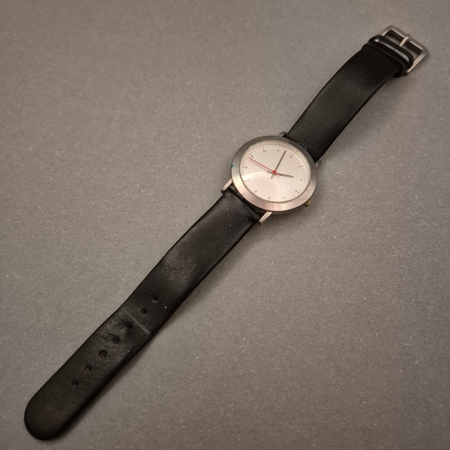 Schlichte Herren Uhr – Weißes Zifferblatt mit rotem Akzent