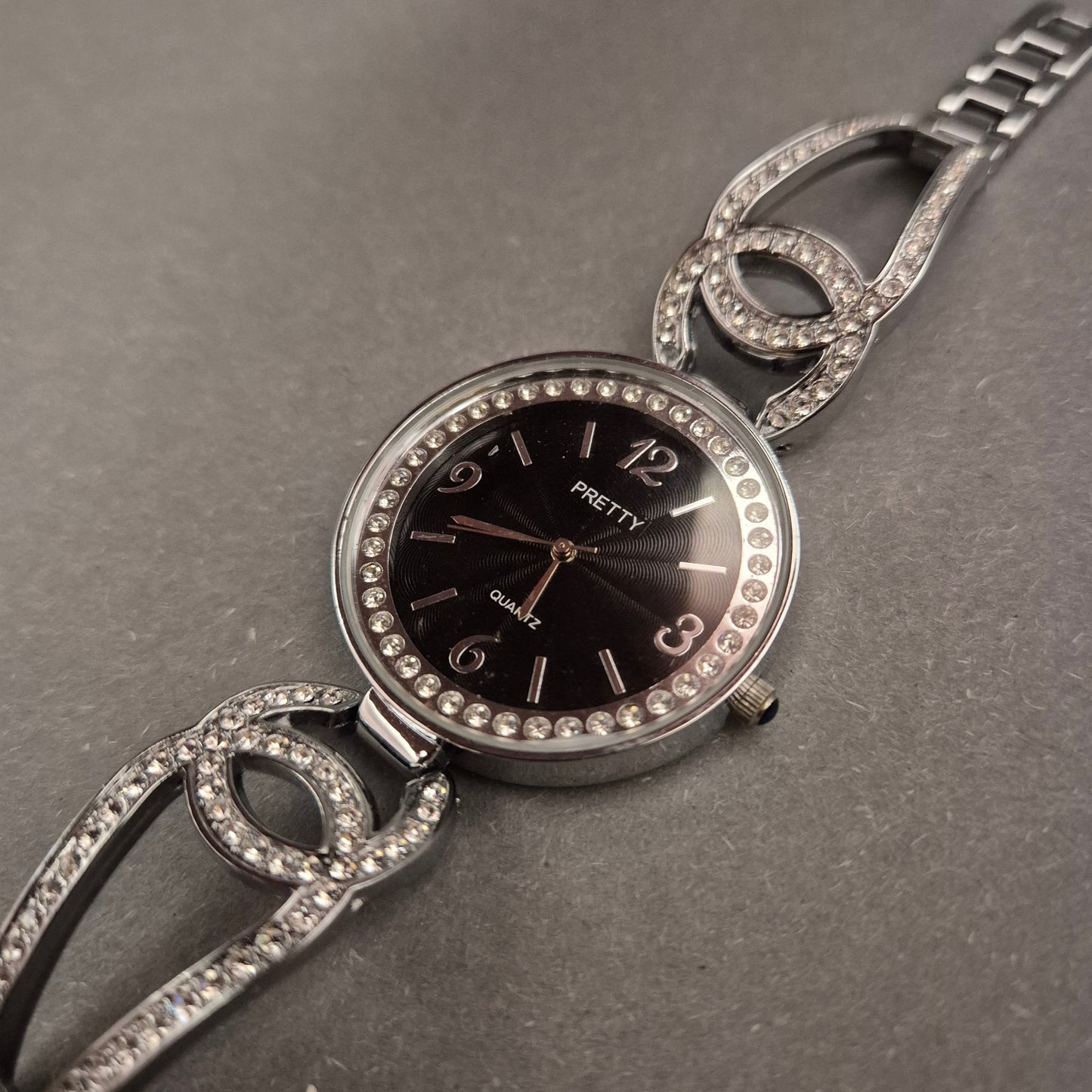 Glamouröse PRETTY Damen Uhr – Schwarzes Zifferblatt & Steinarmband