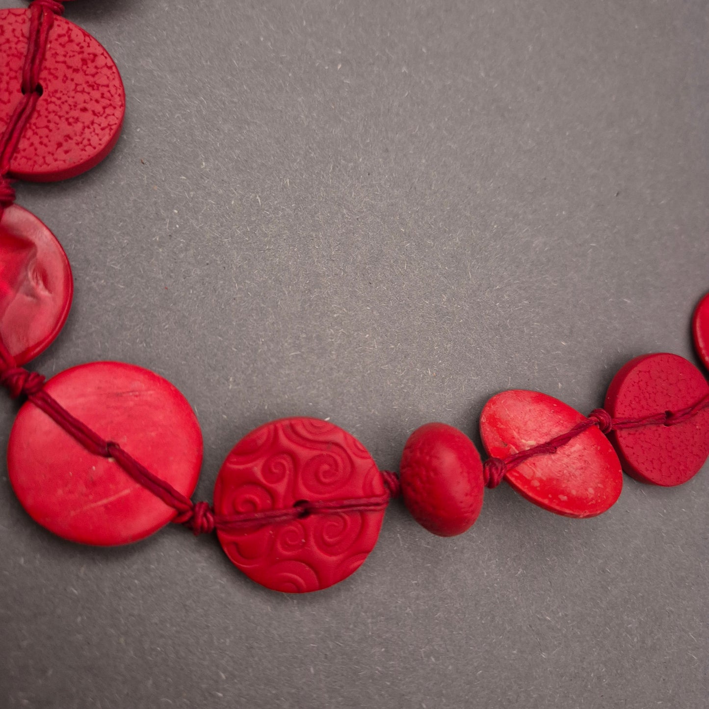 Boho Statement Kette – Große rote Holzscheiben mit Schnitzerei