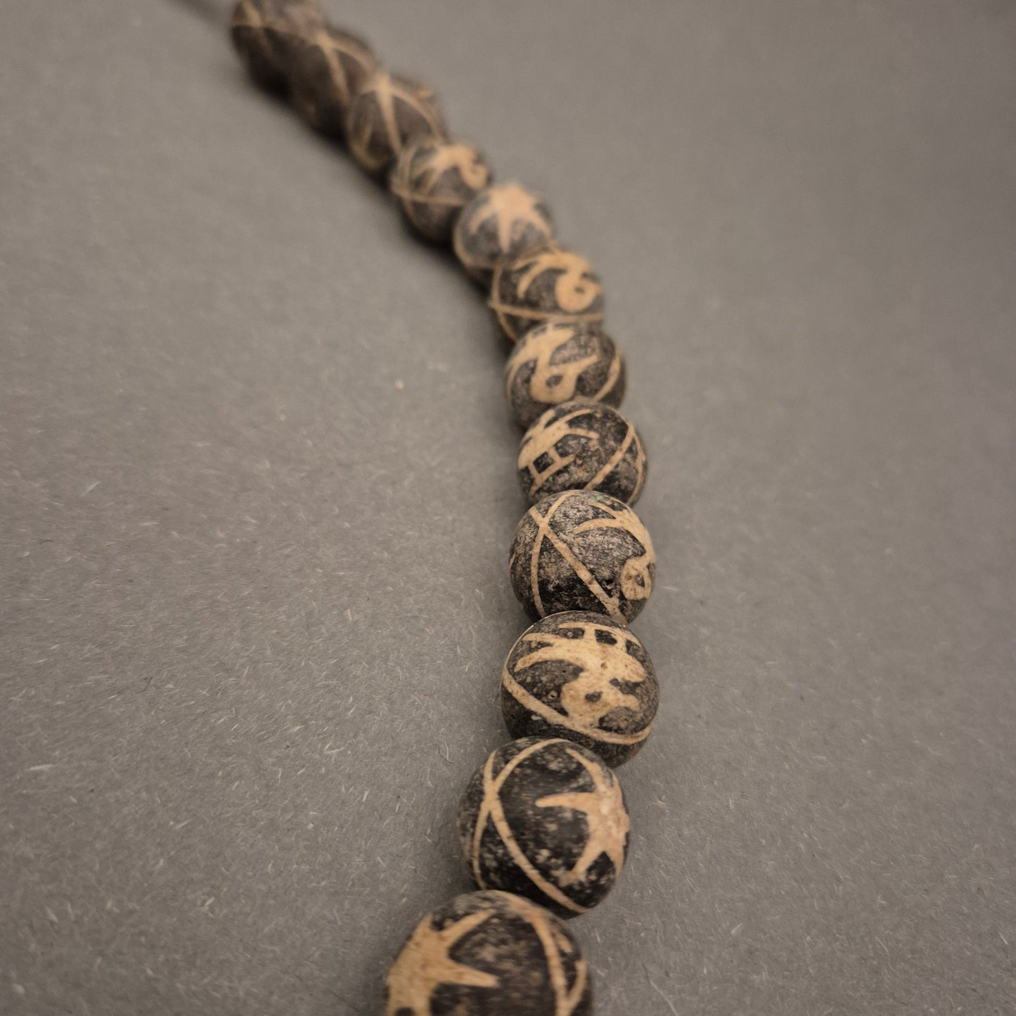 Ethno Tribal Halskette – Dunkle Perlen mit eingeritztem Muster