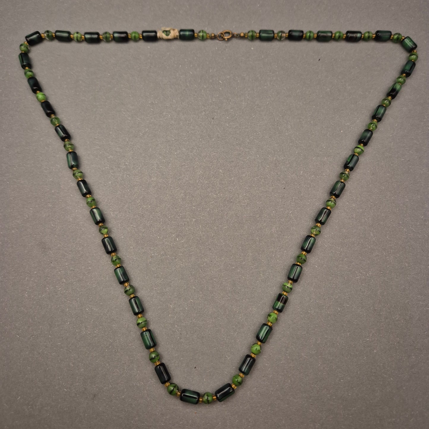 Filigrane Perlenkette in Waldgrün und Schwarz – Dezenter Akzent