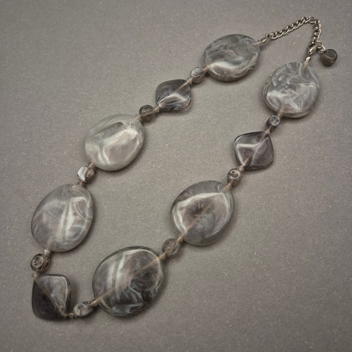 Elegante Halskette mit marmorierten Glasperlen – Stilvoll in Grau und Schwarz