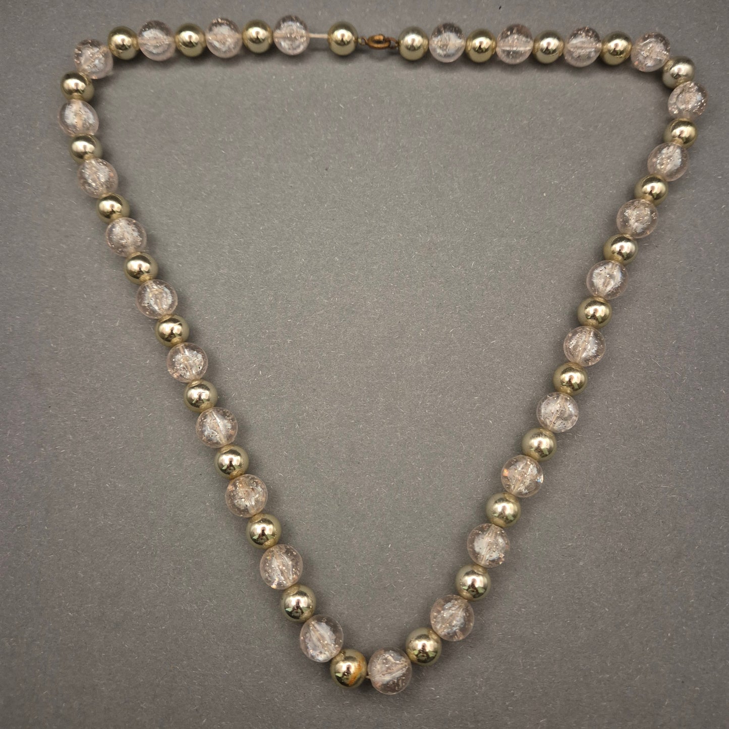 Klassische Halskette mit Crackle Glasperlen und goldenen Metallperlen