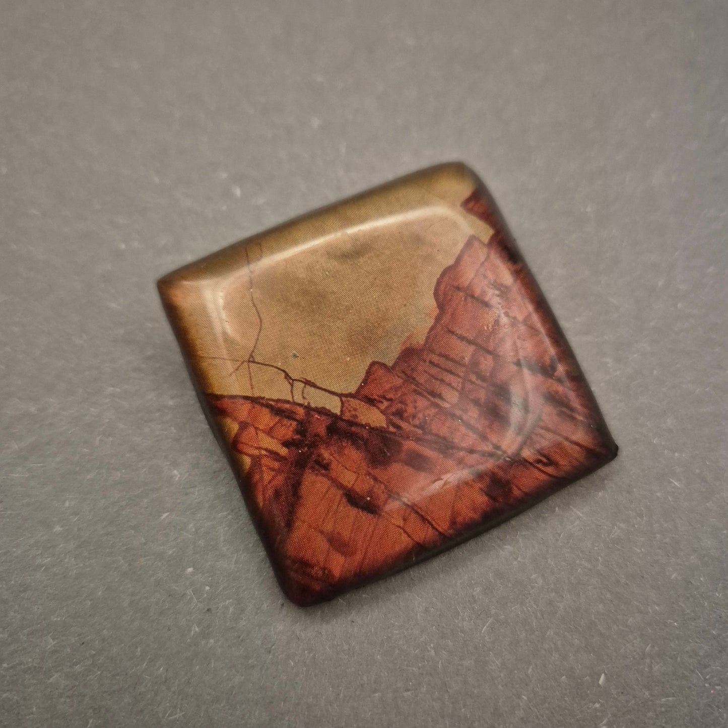 Quadratische Brosche mit Landschaftsprint – Retro-Charme