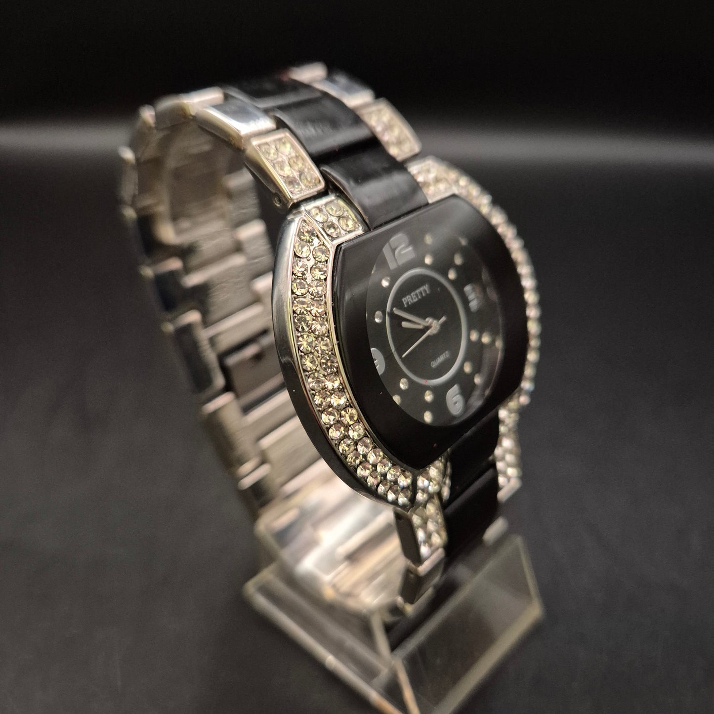 Elegante Damen Uhr mit schwarzem Zifferblatt und Strassbesatz