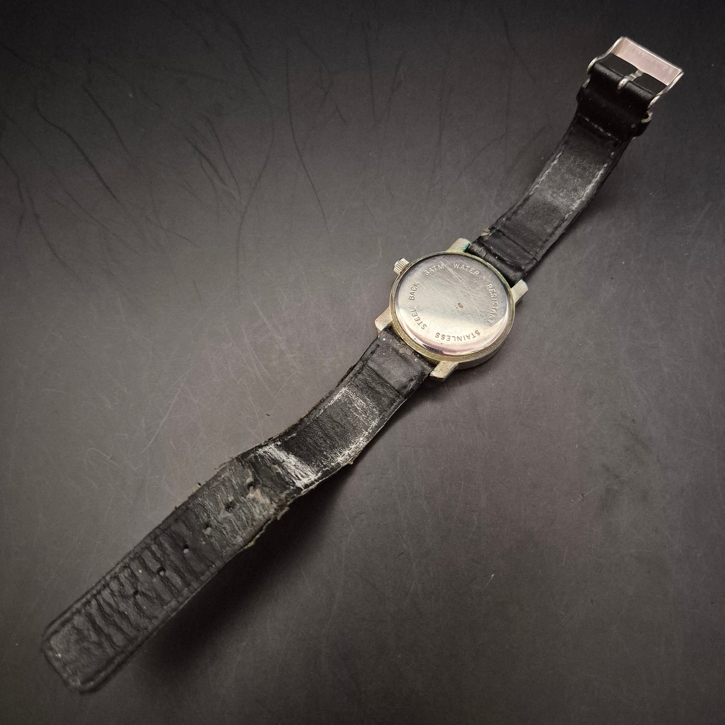 Stilvolle Damen Uhr „Genießen Sie DIE ZEIT“ mit schwarzem Lederarmband