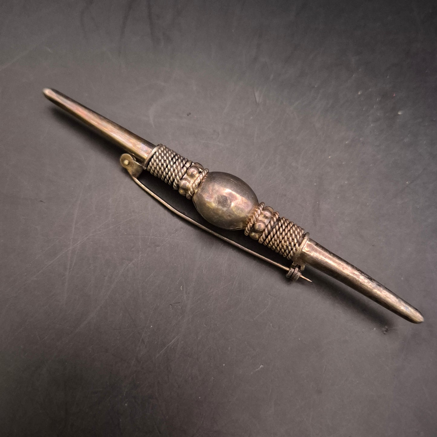 Antike Stabbrosche mit gedrehtem Draht und zentraler Kugel