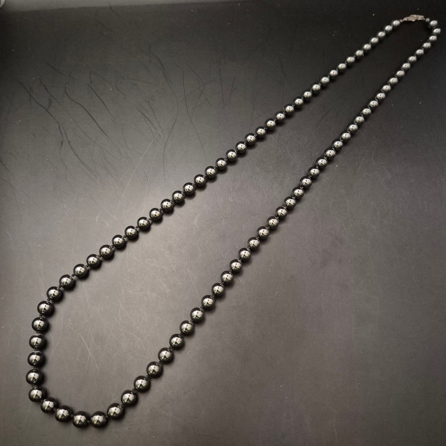 Elegante Hämatit Halskette mit glänzenden Kugeln