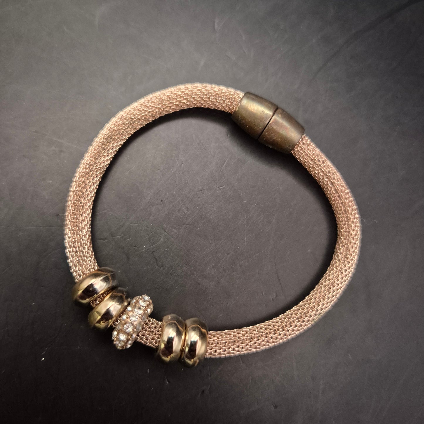 Glamouröses Mesh-Armband – Roségold-Look mit Funkelndem Strass-Bead