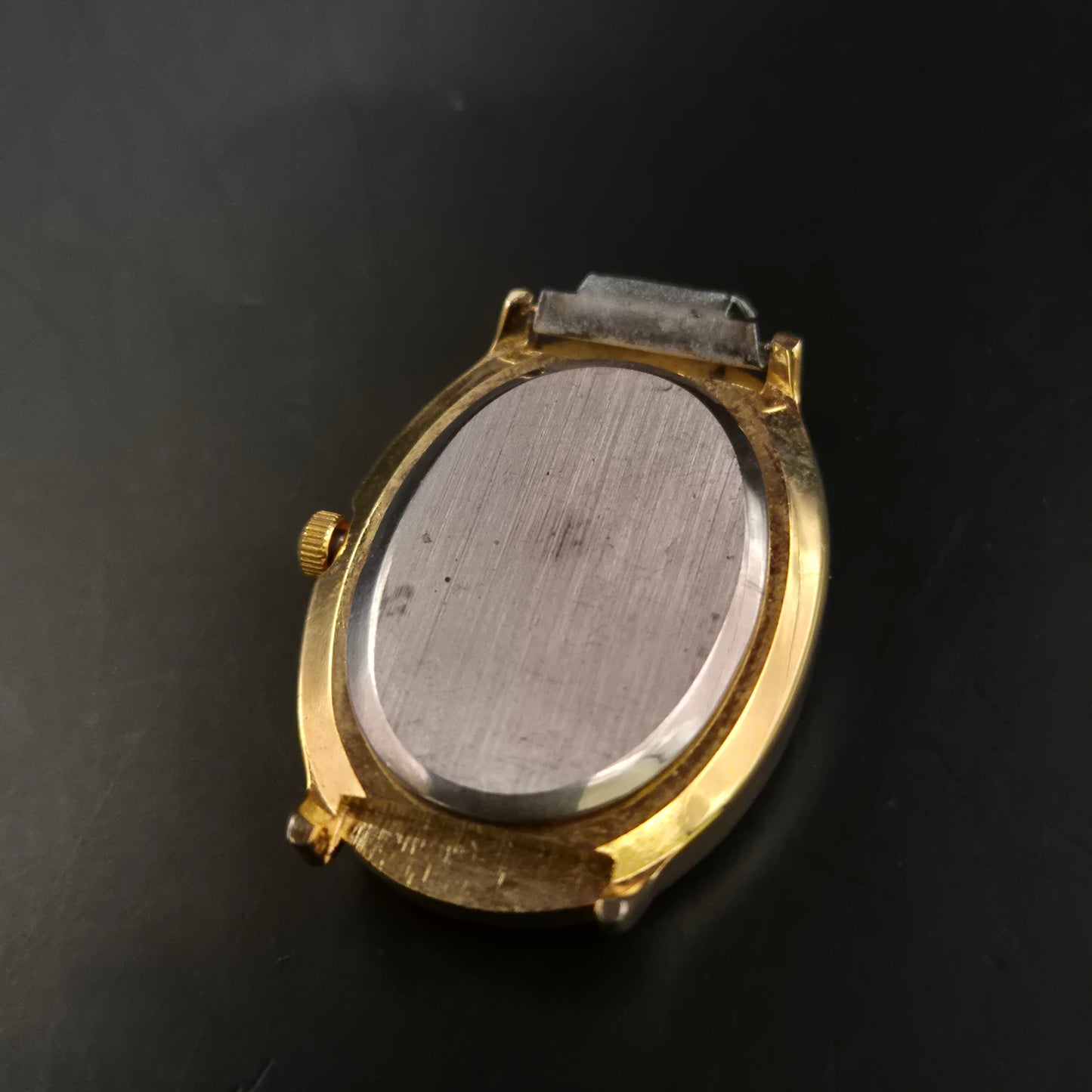 Ovaler H&W Quarz-Uhrkopf – Goldfarbenes Gehäuse – Ohne Armband