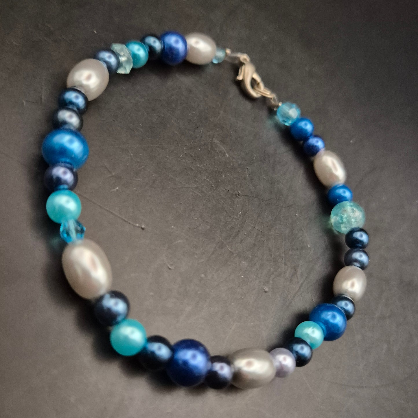 Elegantes Damen Armband – Perlenmix in Blau- und Silbertönen