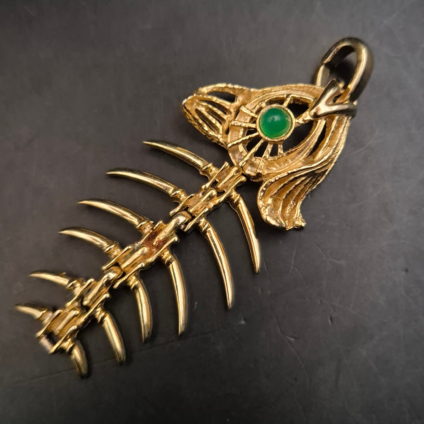 Ausgefallener Fischskelett Anhänger – Vergoldet mit grünem Stein