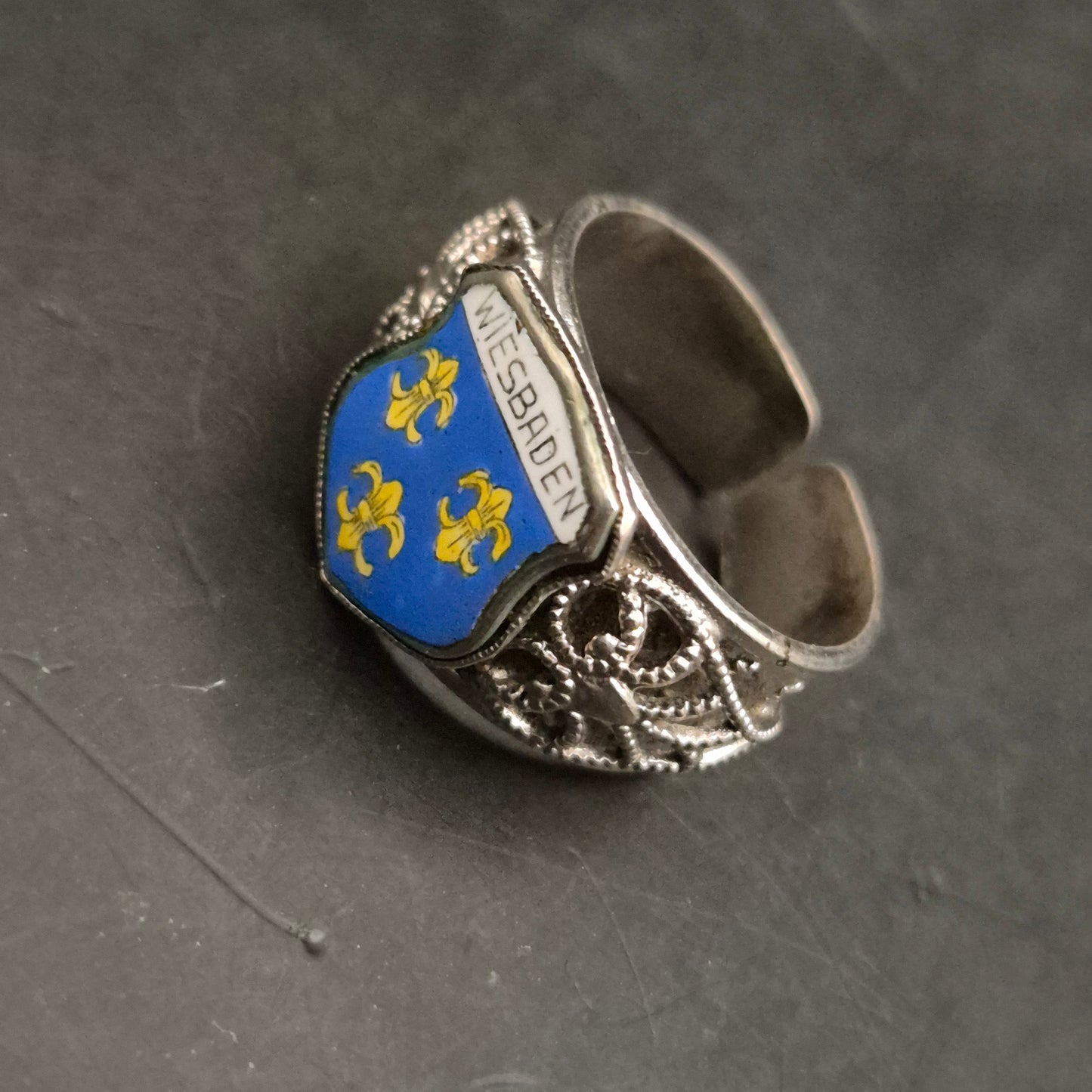 Vintage Wiesbaden Ring – Verstellbar mit Wappenemblem