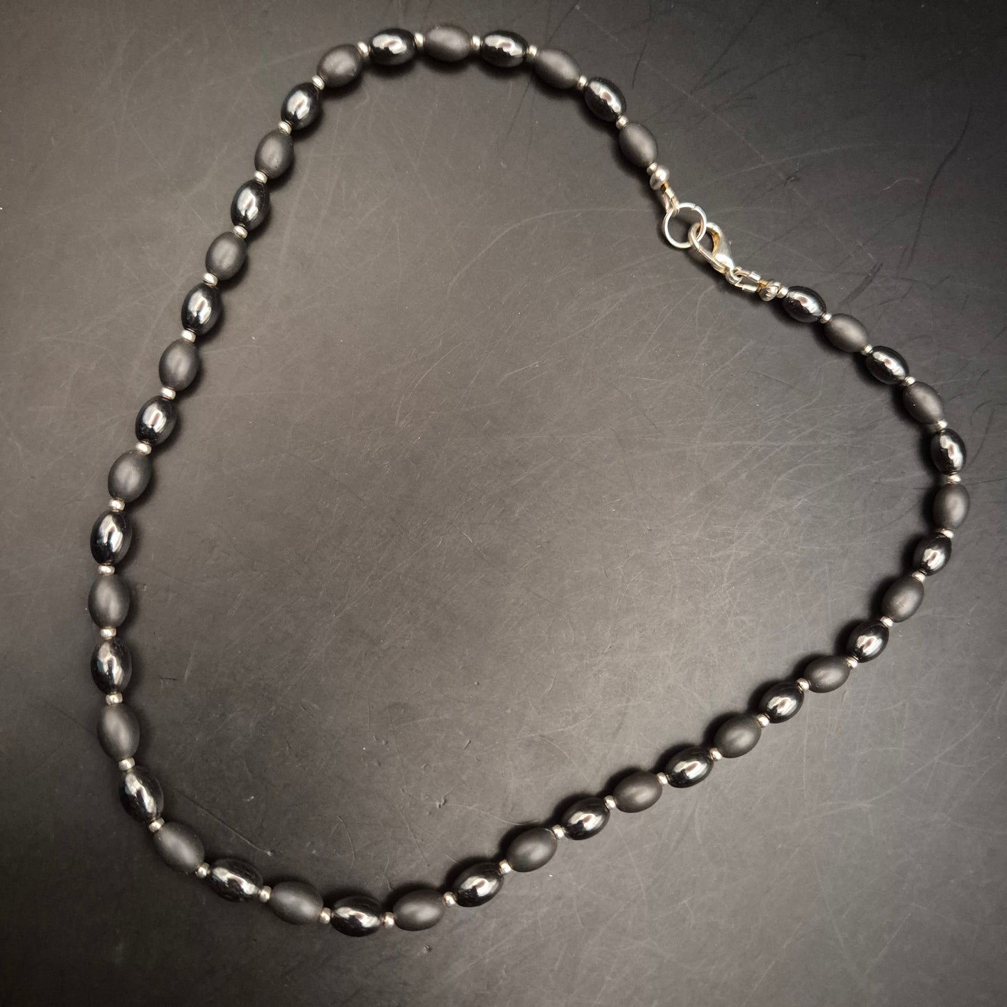 Hämatit Halskette mit ovalen Perlen – Schlichte Eleganz in Dunkelgrau