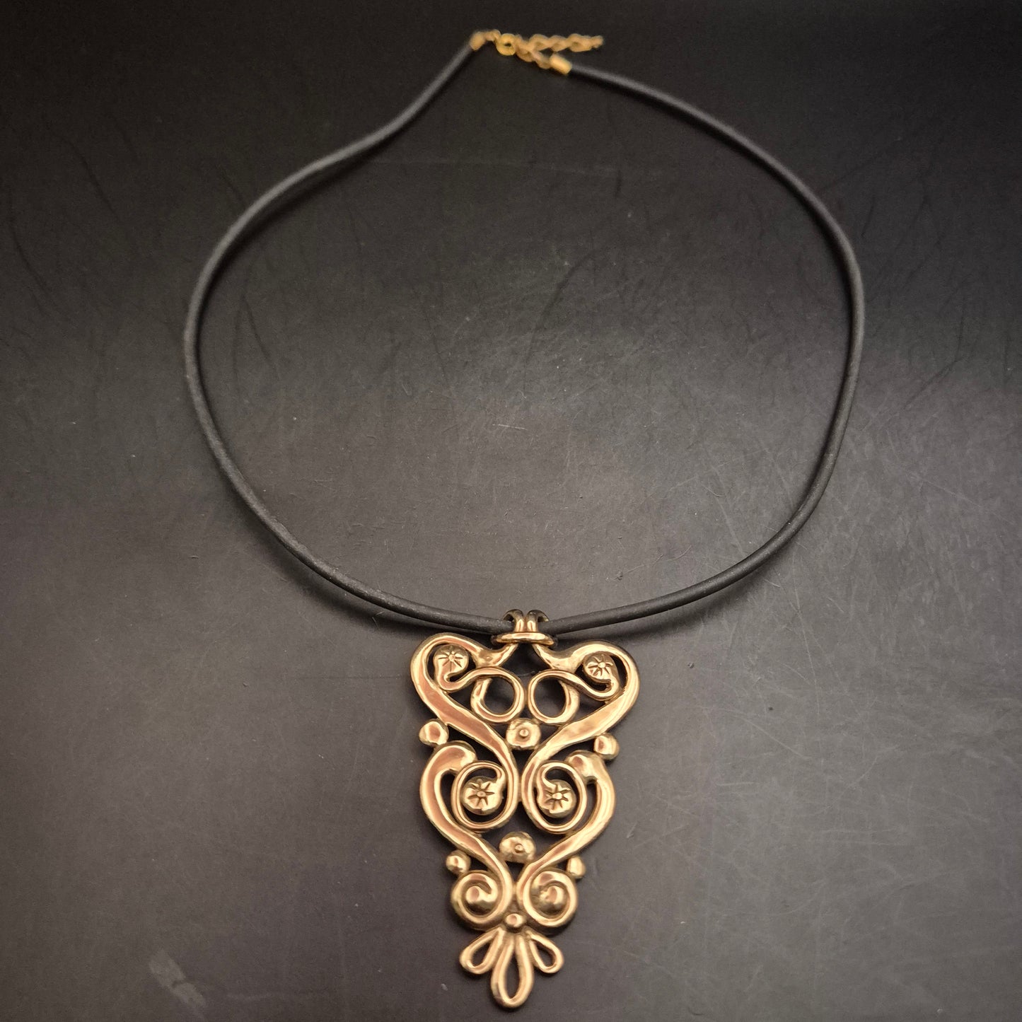 Schwarze Kette mit großem goldfarbenem Anhänger – Orientalisch inspiriert